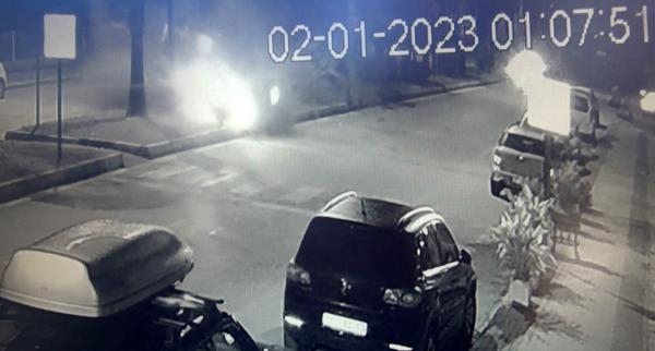 Otomobilin palmiyelere çarptığı kaza kamerada: 1 ölü, 1 yaralı
