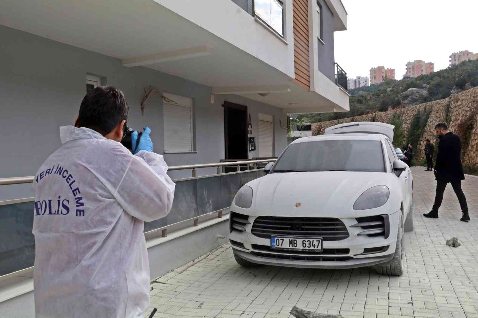 Rus kadının satılığa koyduğu milyonluk lüks otomobili kundaklandı