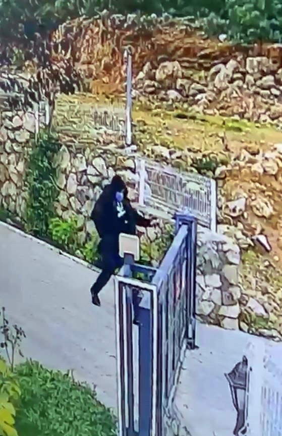 Rus kadının satılığa koyduğu milyonluk lüks otomobili kundaklandı