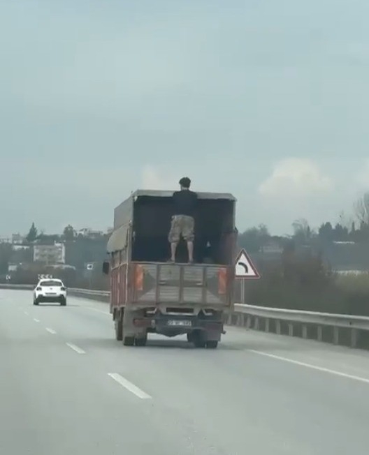 Seyir halindeki kamyonetin kasa kapağında tehlikeli yolculuk