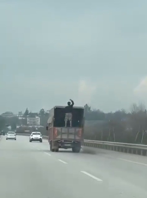 Seyir halindeki kamyonetin kasa kapağında tehlikeli yolculuk