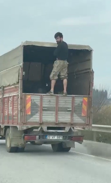 Seyir halindeki kamyonetin kasa kapağında tehlikeli yolculuk