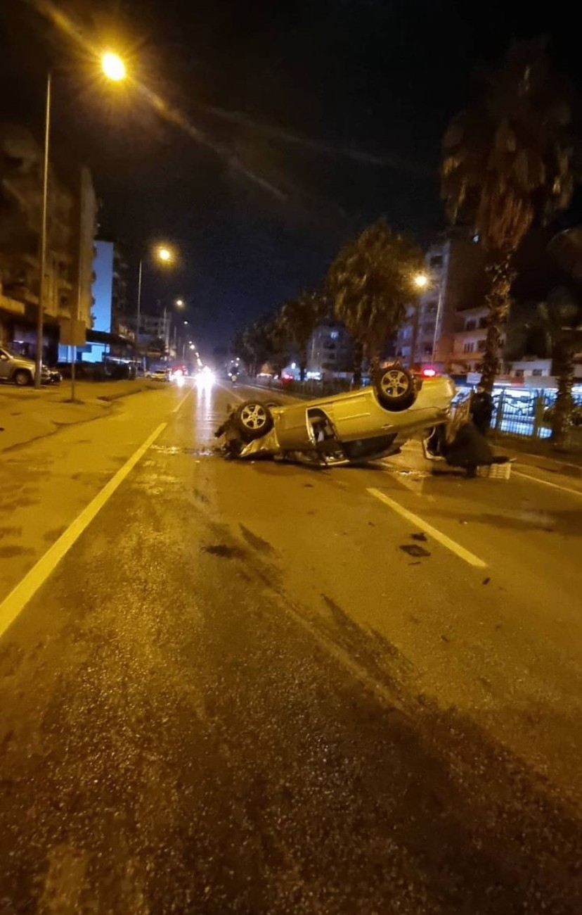Seyir halindeki otomobil tel çitlere çarparak takla attı : 2 yaralı