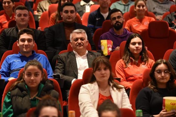 Vali Yazıcı, 'Servet Operasyonu'nu öğrencilerle birlikte izledi