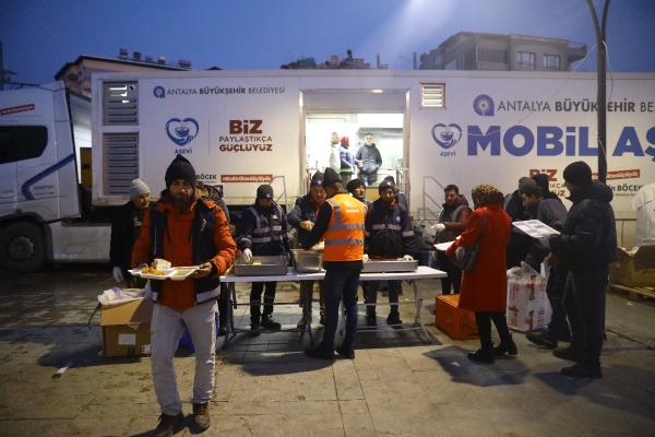 Antalya Büyükşehir, 10 gündür depremzedelerin yanında