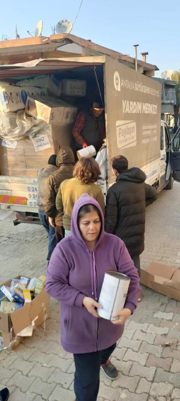 Antalya Büyükşehir, 10 gündür depremzedelerin yanında