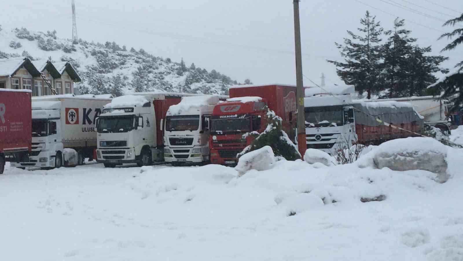 Antalya-Konya karayolunda ulaşım güçlükle sağlanıyor