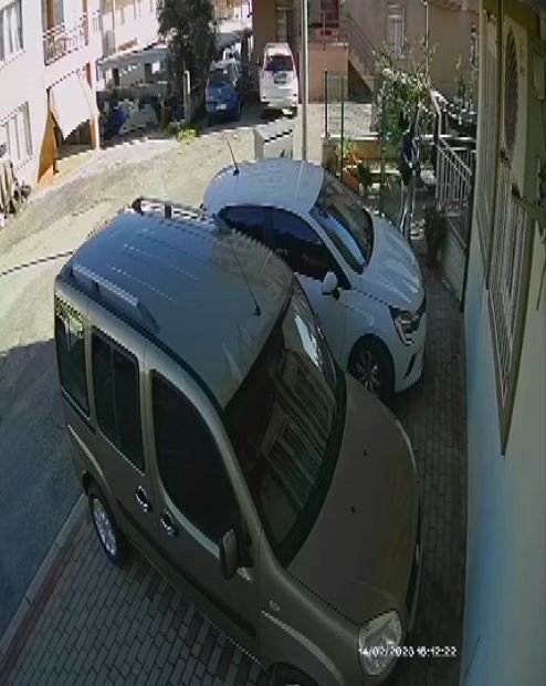 Antalya'da çamaşır ve ayakkabı hırsızı kadınlar kamerada