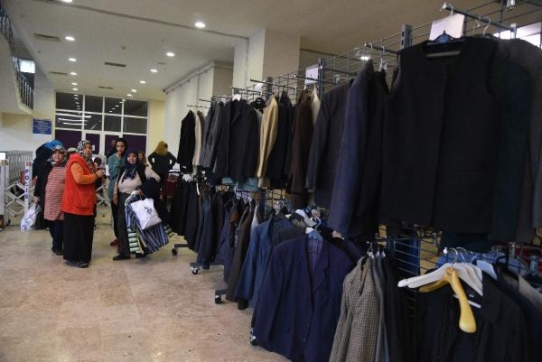 Antalya'da depremzedeler ihtiyaçlarını 'Gönül Mağazası'ndan karşılıyor