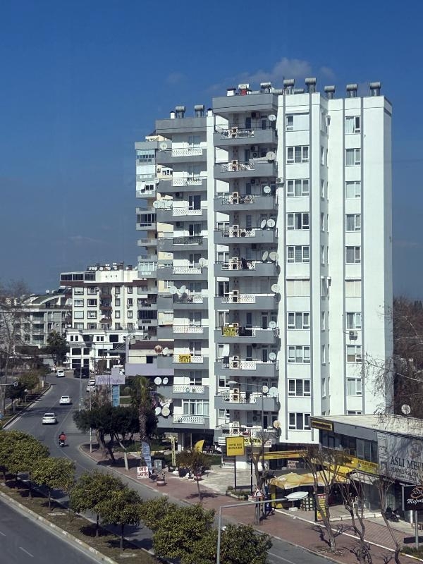 Antalya'da trafikte, savaş ve deprem sonrası plaka çeşitliliği
