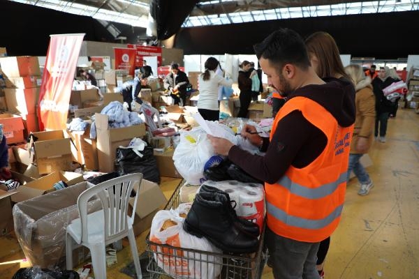 Antalya'daki depremzedeler ihtiyaçlarını Cam Piramit Afet Merkezi'nden temin ediyor