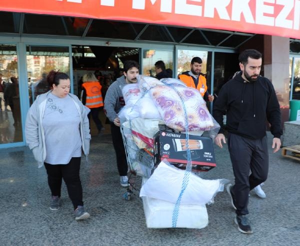 Antalya'daki depremzedeler ihtiyaçlarını Cam Piramit Afet Merkezi'nden temin ediyor