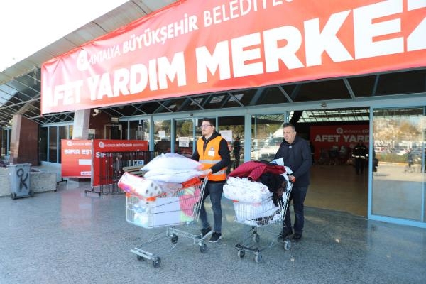 Antalya'daki depremzedeler ihtiyaçlarını Cam Piramit Afet Merkezi'nden temin ediyor