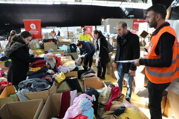 Antalya'daki depremzedeler ihtiyaçlarını Cam Piramit Afet Merkezi'nden temin ediyor