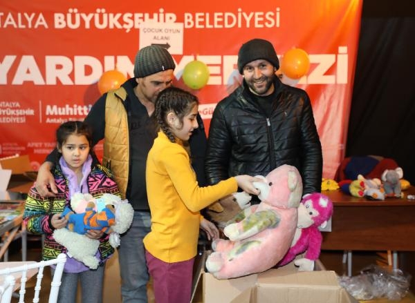 Antalya'daki depremzedeler ihtiyaçlarını Cam Piramit Afet Merkezi'nden temin ediyor