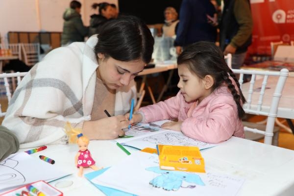 Antalya'daki depremzedeler ihtiyaçlarını Cam Piramit Afet Merkezi'nden temin ediyor