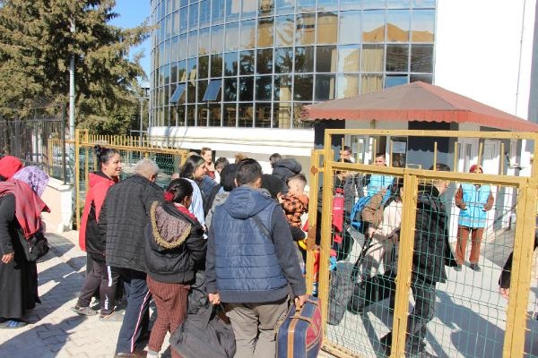 Bucak'ta depremzedeler yurda yerleştirildi