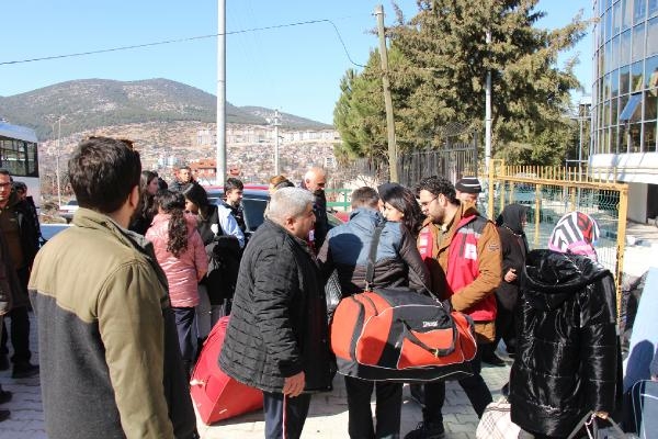 Bucak'ta depremzedeler yurda yerleştirildi