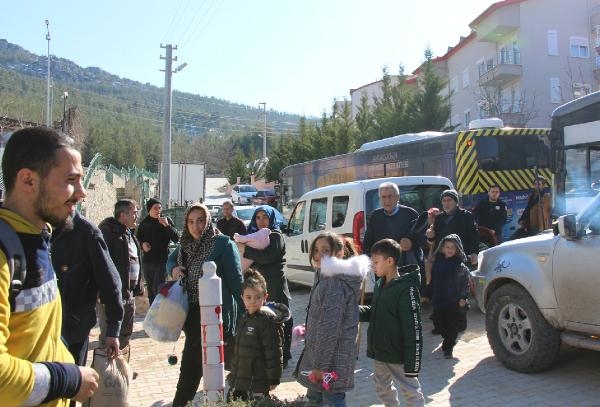 Bucak'ta depremzedeler yurda yerleştirildi