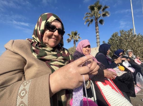 Depremzede kadınlar, bölgedeki komşuları için atkı, bere ve lif örüyor