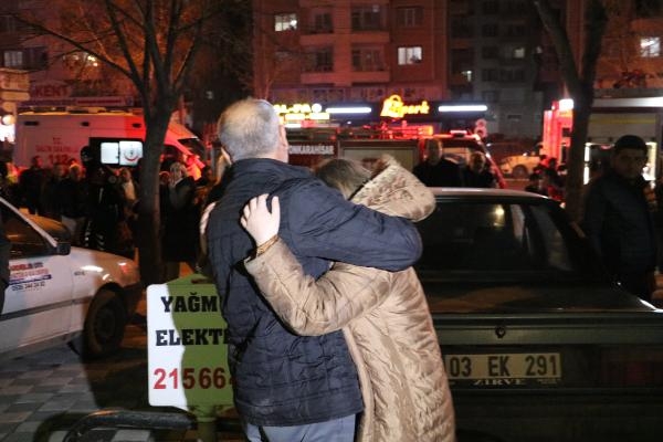 Ev yangınını itfaiye büyümeden söndürdü