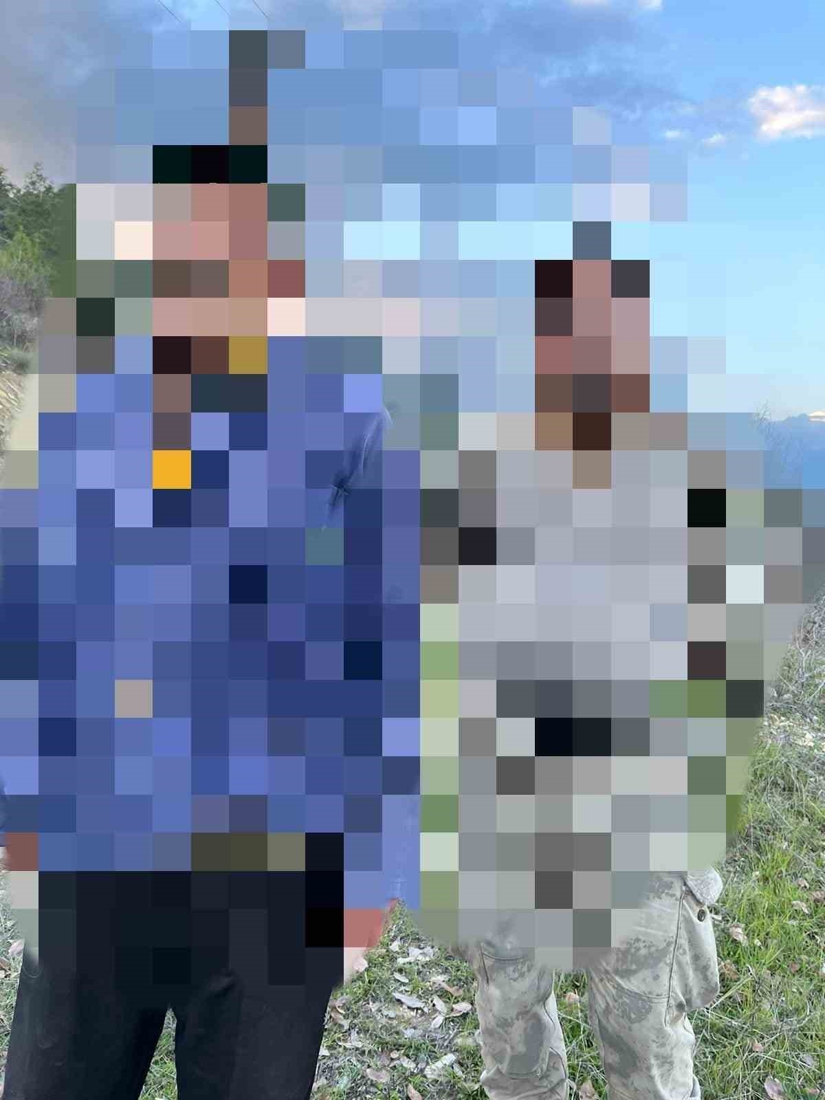 Kaçak avcılar satır ve bıçak üzerindeki kan lekesiyle yakayı ele verdi