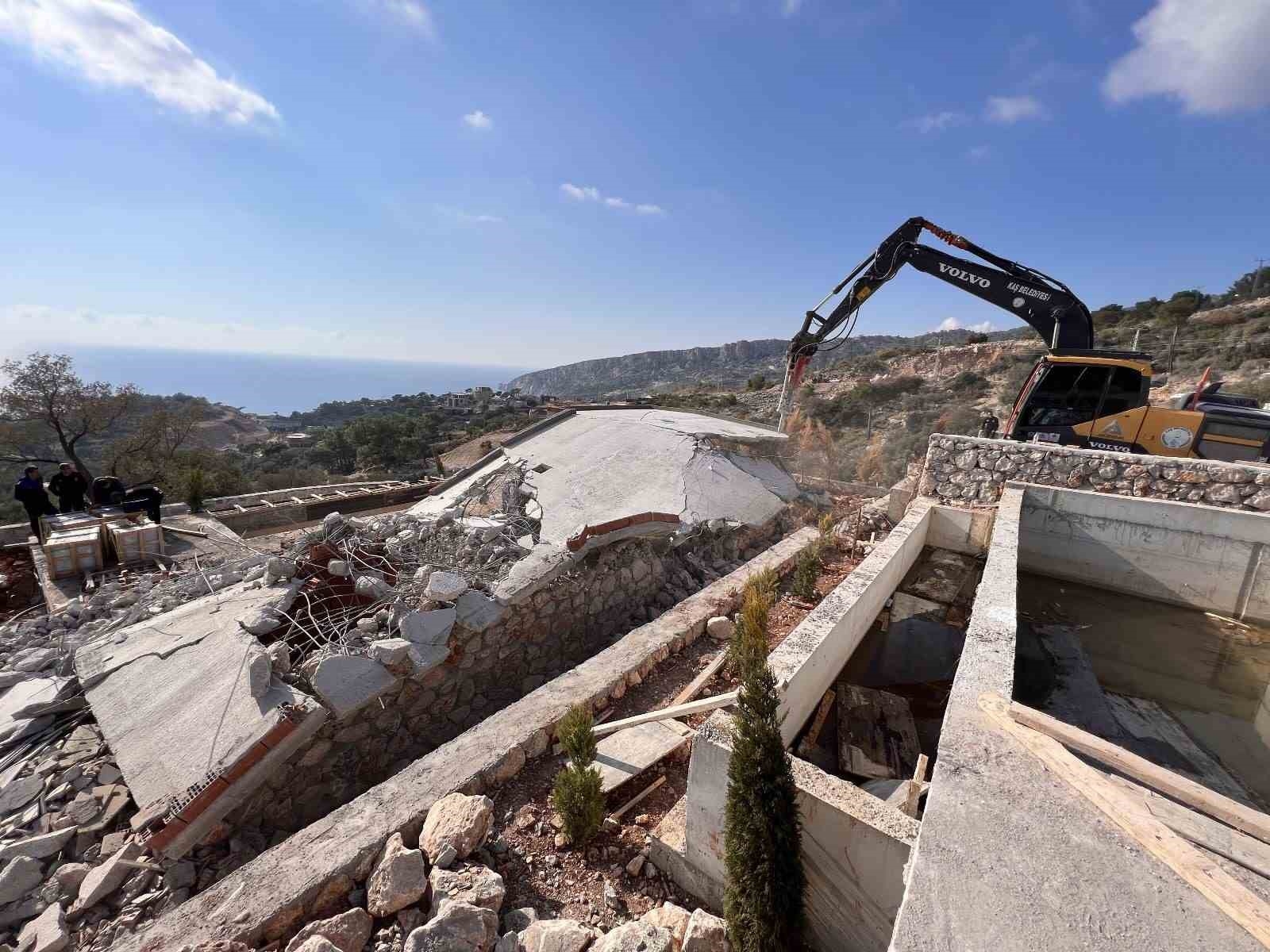 Kaş'ta 7 kaçak yapı yıkıldı