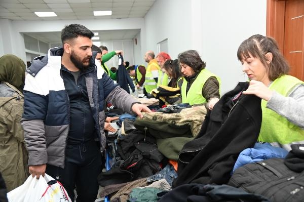 Manavgat Belediyesi depremzedeleri yalnız bırakmıyor