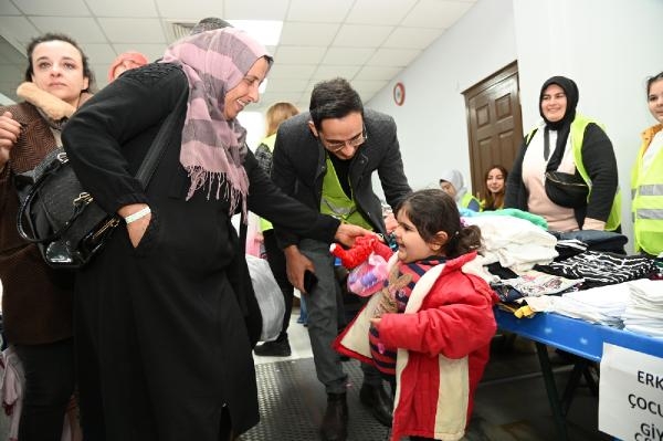 Manavgat Belediyesi depremzedeleri yalnız bırakmıyor
