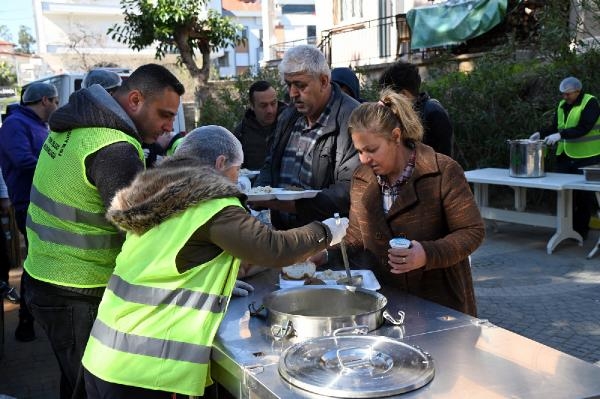 Manavgat Belediyesi depremzedeleri yalnız bırakmıyor