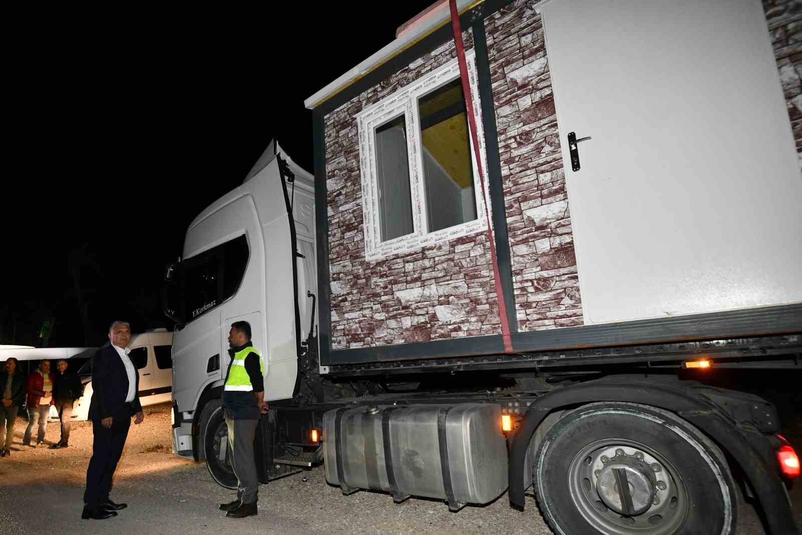 Muratpaşa'dan deprem bölgesin 200 çadır ve 18 konteyner