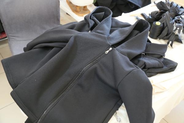 Öğrenciler, depremzedeler için soba ve su geçirmez tulum üretiyor