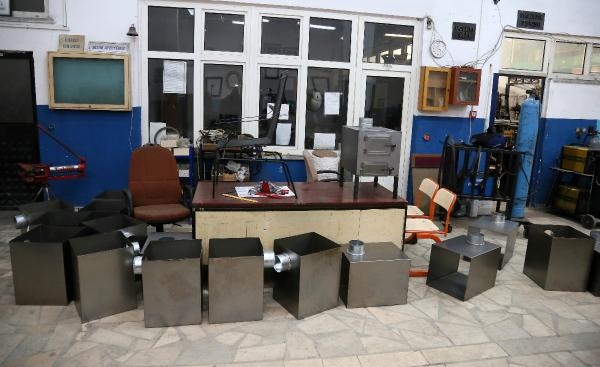 Öğrenciler, depremzedeler için soba ve su geçirmez tulum üretiyor