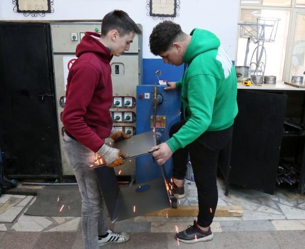 Öğrenciler, depremzedeler için soba ve su geçirmez tulum üretiyor