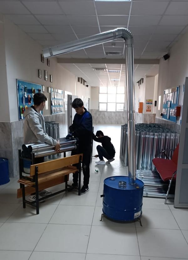 Öğrenciler, depremzedeler için soba ve su geçirmez tulum üretiyor