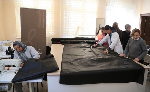 Öğrenciler, depremzedeler için soba ve su geçirmez tulum üretiyor
