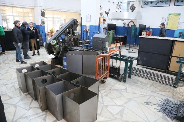 Öğrenciler, depremzedeler için soba ve su geçirmez tulum üretiyor