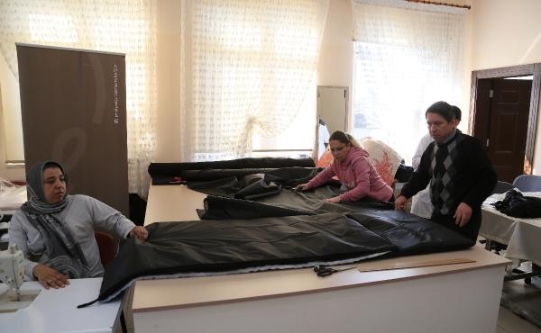 Öğrenciler, depremzedeler için soba ve su geçirmez tulum üretiyor