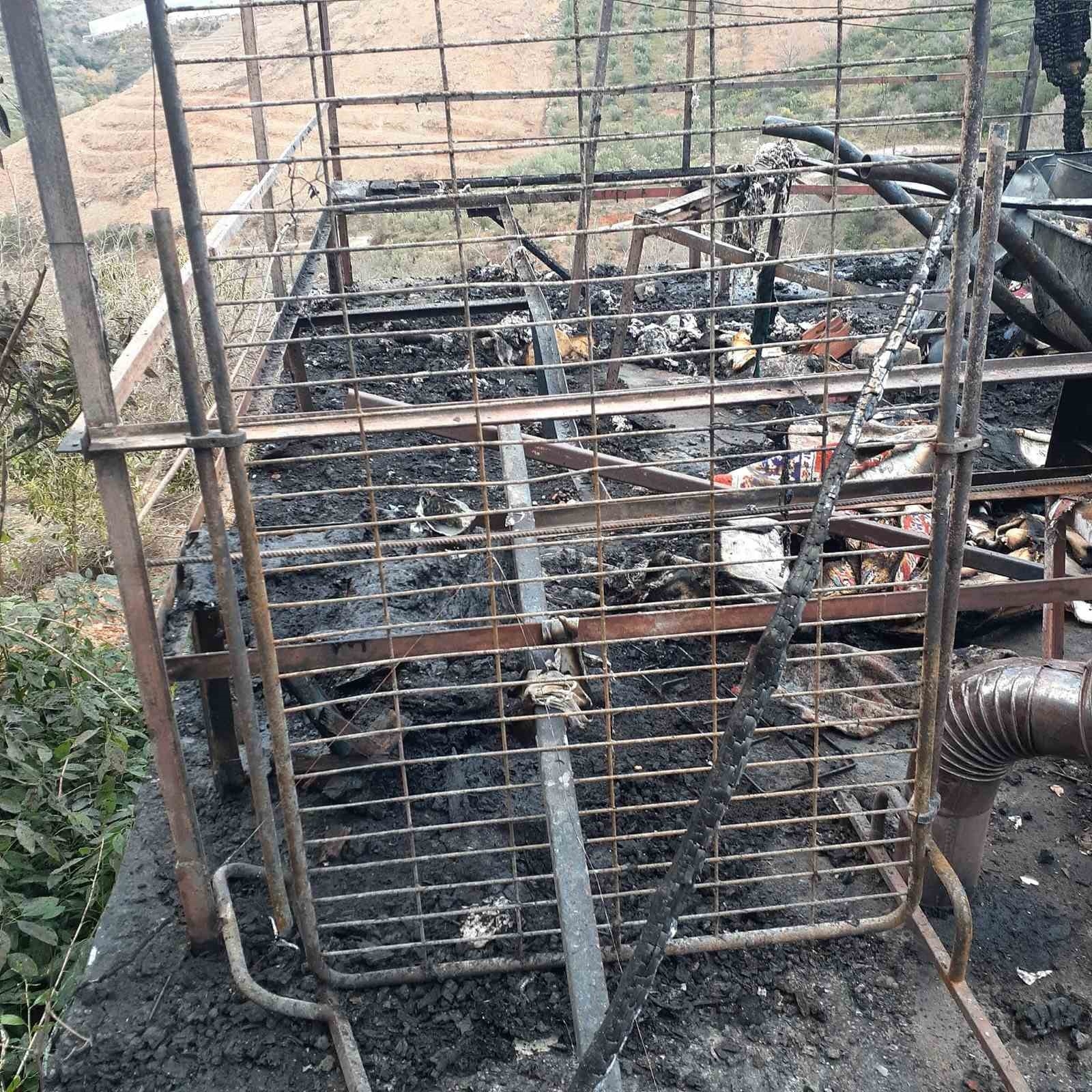 Soba bacasından sıçrayan kıvılcım, evin çatısını küle döndürdü