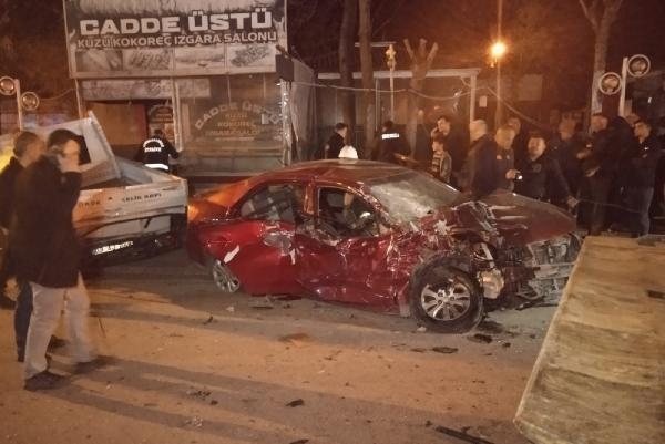 Ehliyetsiz sürücü park halindeki araçlara çaptı: 1 ölü 4 yaralı