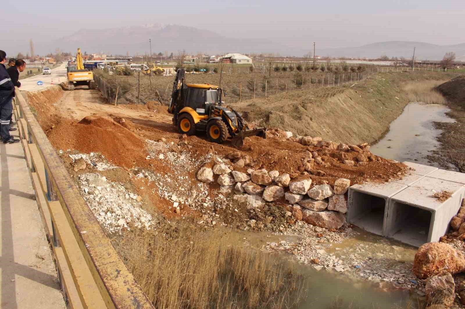 Elmalı Bayralar Mahallesi'nde köprü inşaatına başlandı