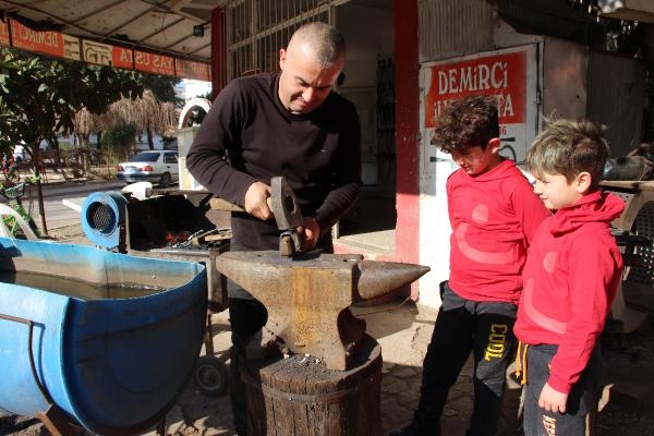 Otomobil yayından orak, kamyon makasından satır üretiyor
