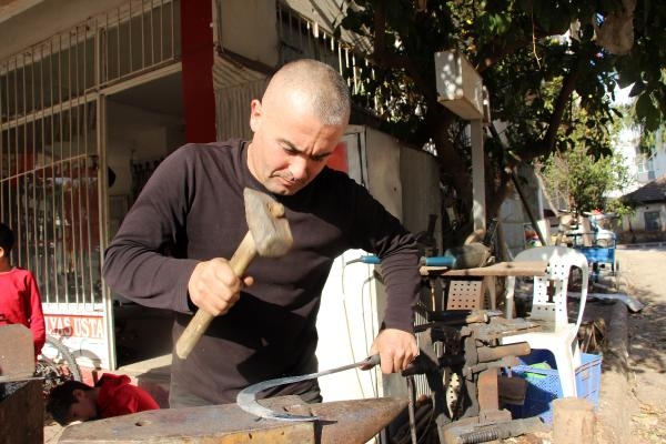 Otomobil yayından orak, kamyon makasından satır üretiyor