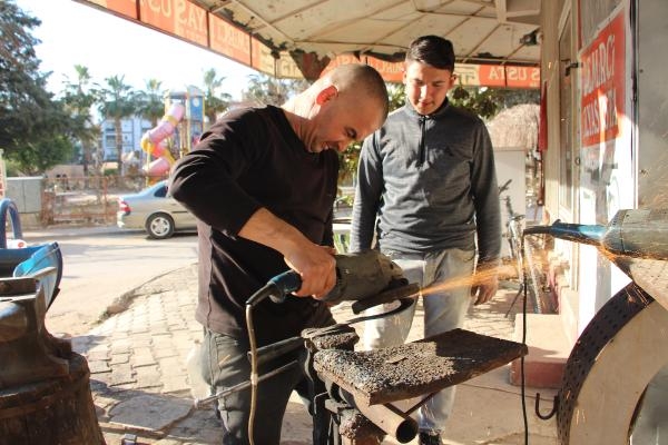 Otomobil yayından orak, kamyon makasından satır üretiyor