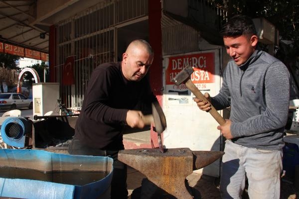 Otomobil yayından orak, kamyon makasından satır üretiyor