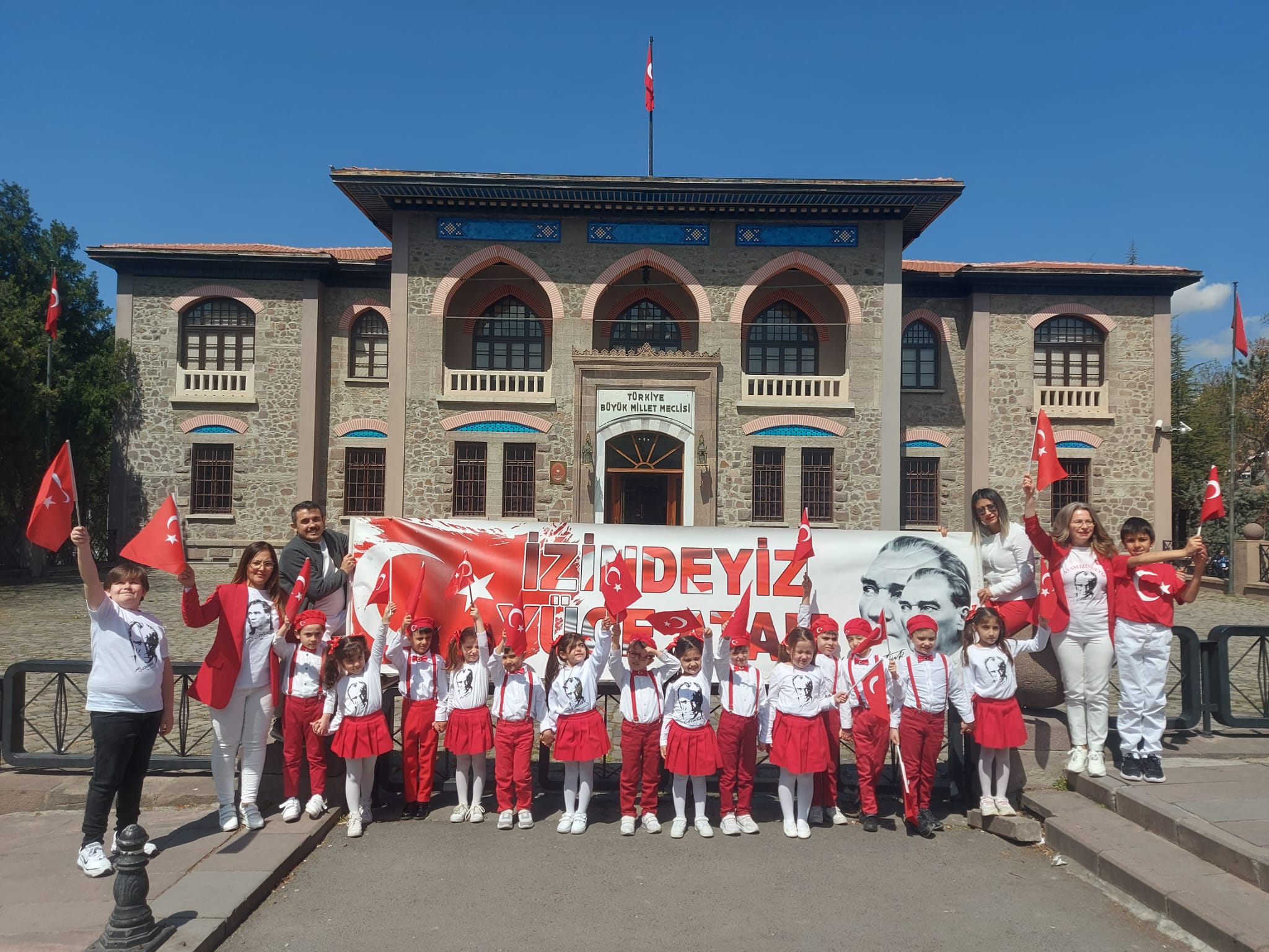 Elma Şekeri’nden Ata’ya ziyaret