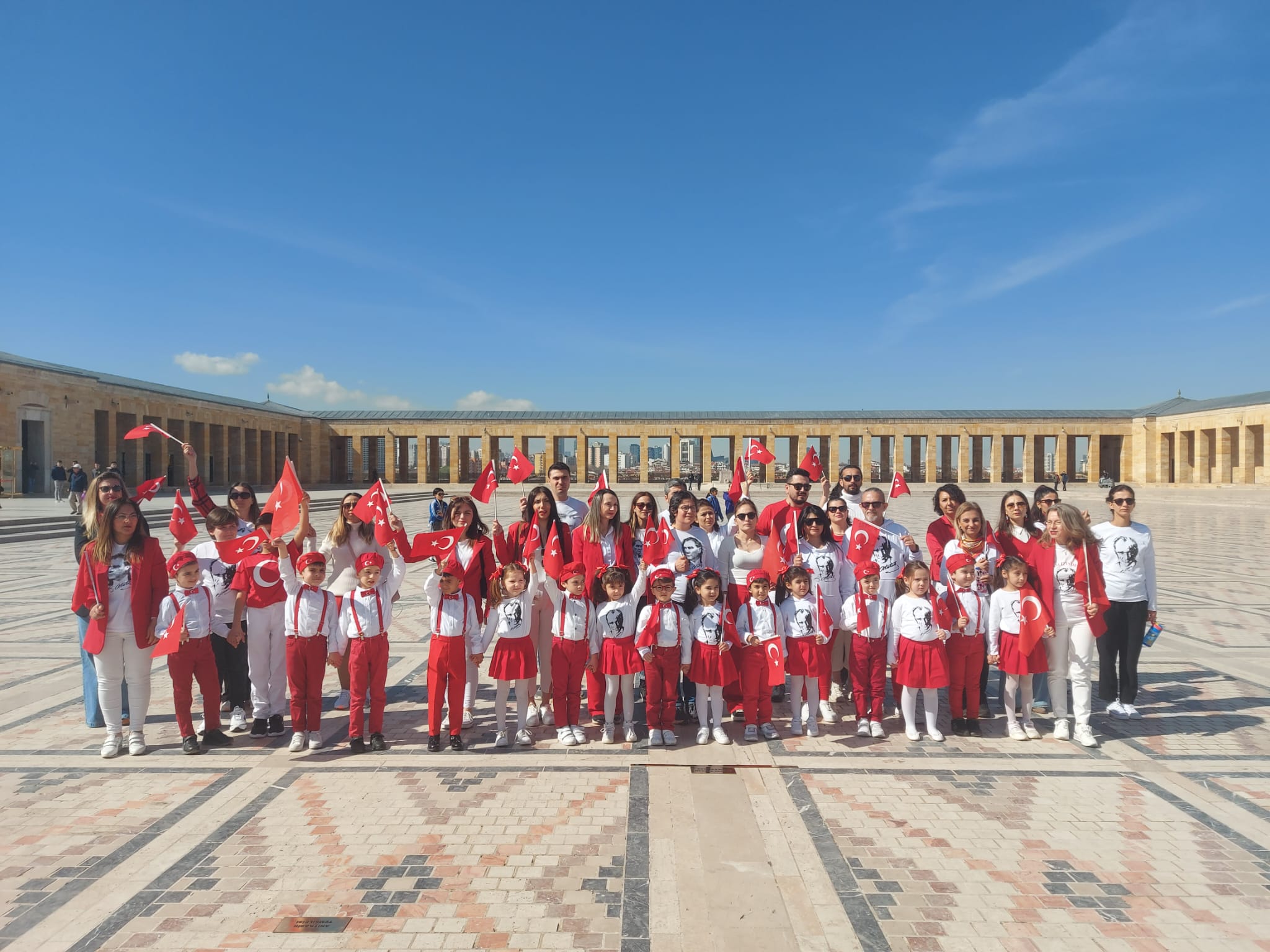 Elma Şekeri’nden Ata’ya ziyaret