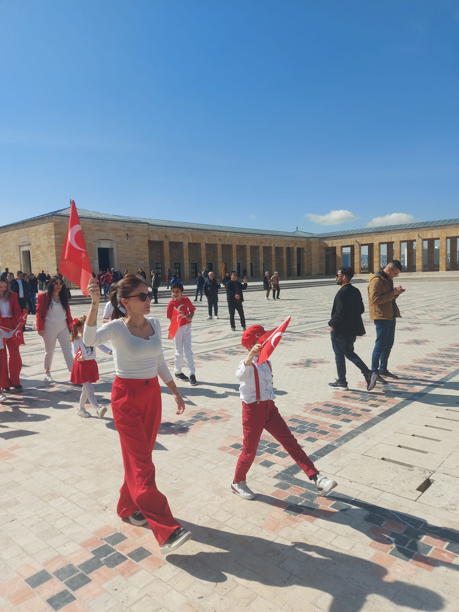 Elma Şekeri’nden Ata’ya ziyaret