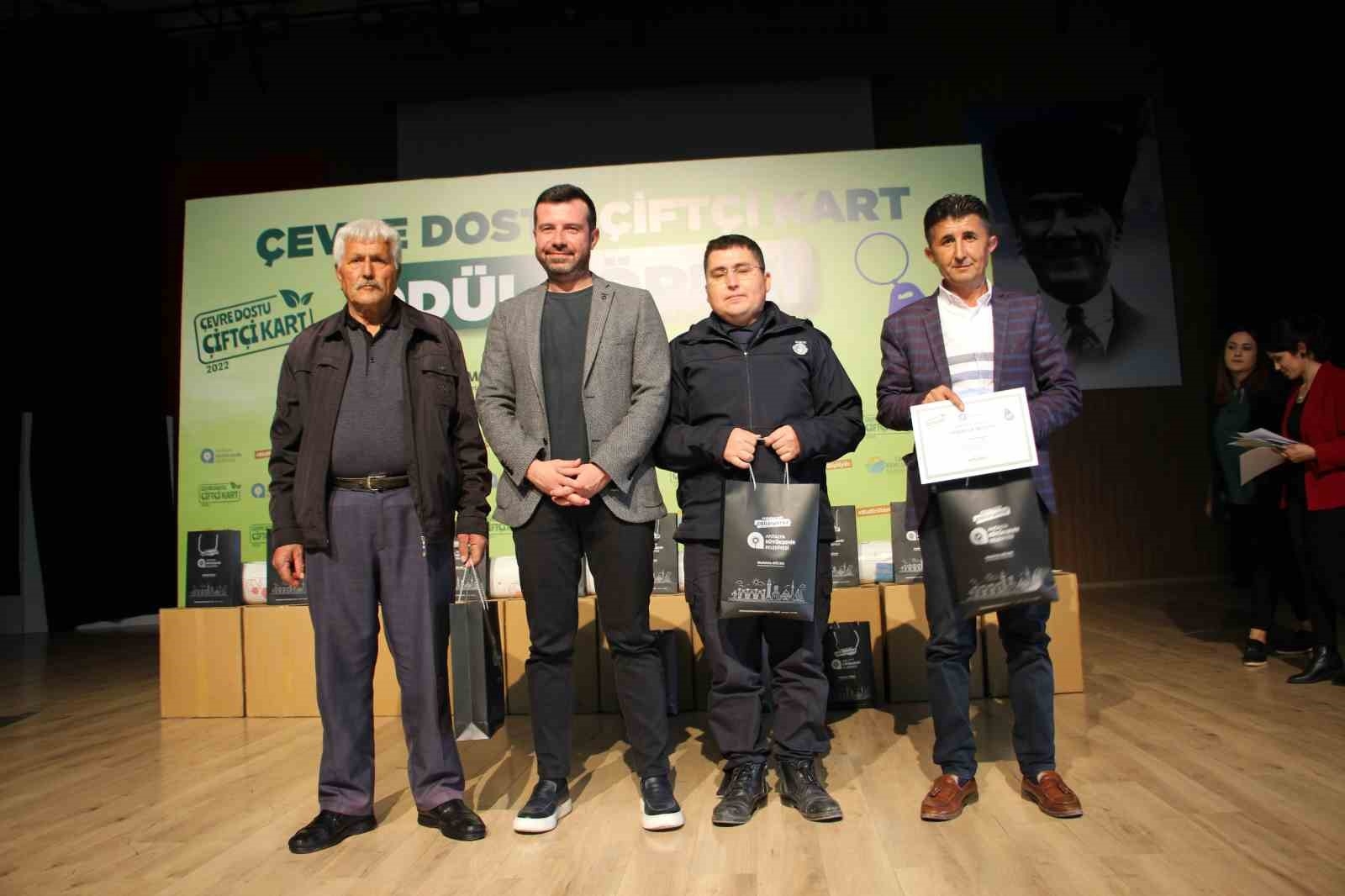 Akıllı otomatlara en çok ambalaj bırakanlara ödülleri verildi