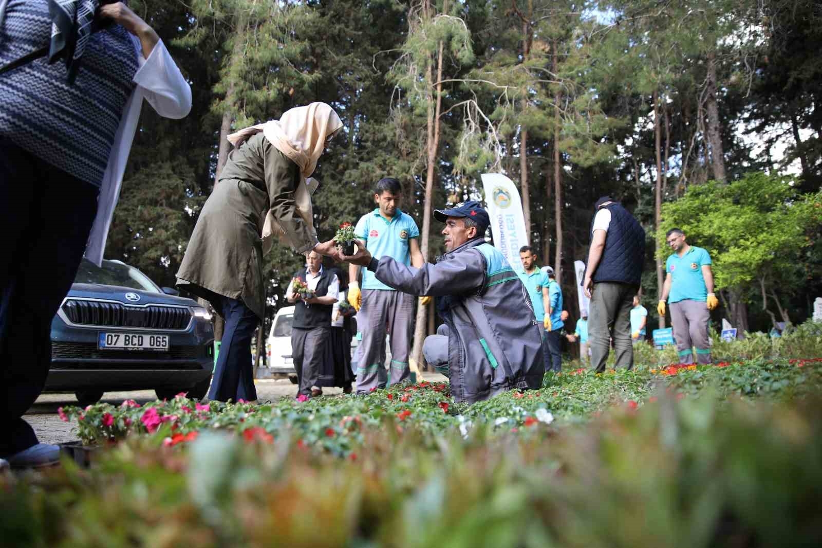 Alanya Belediyesi geleneksel çiçek dağıtımını gerçekleştirdi